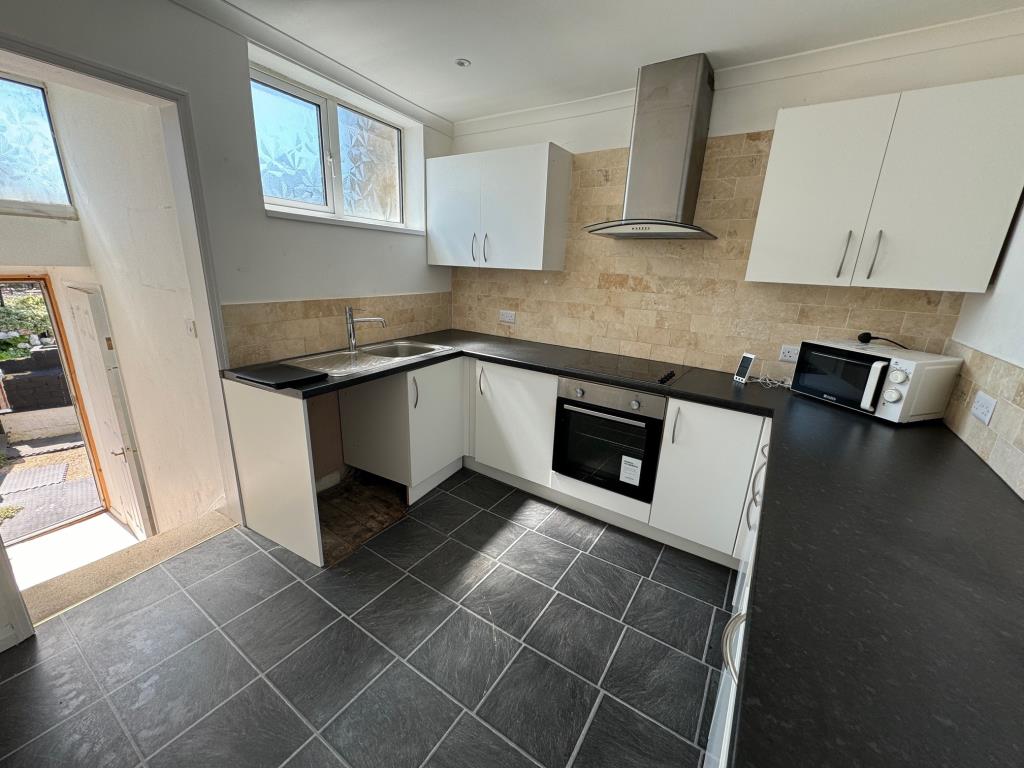 Lot: 16 - TWO-BEDROOM TERRACE HOUSE - Kitchen